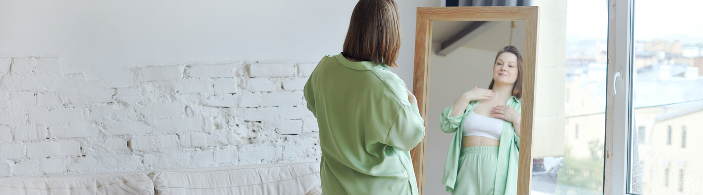 Frau betrachtet sich im Spiegel – Symbol für Selbstwahrnehmung im Alltag mit Diabetes